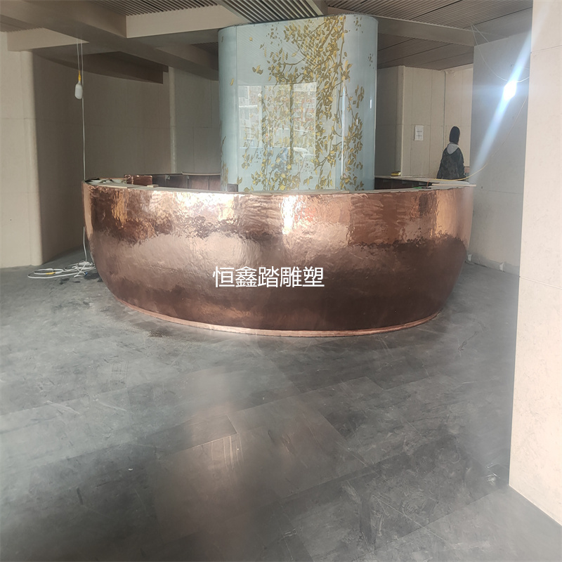 上海宝格丽酒店大堂装饰镜面紫铜锻打吧台