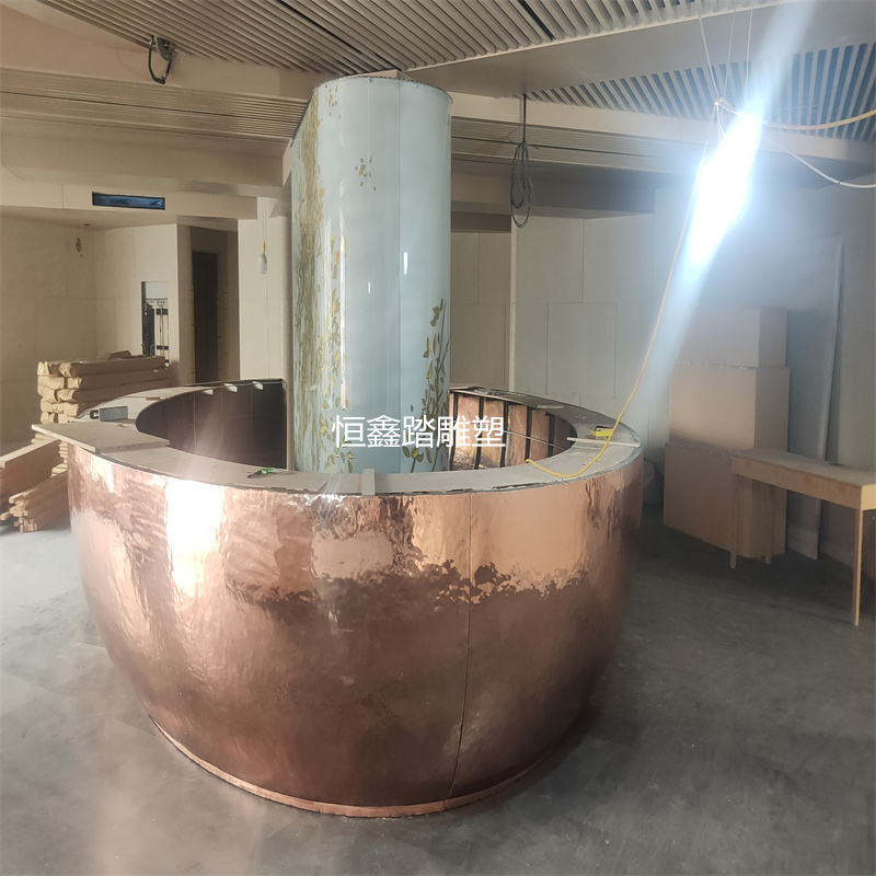 上海宝格丽酒店大堂装饰镜面紫铜锻打吧台