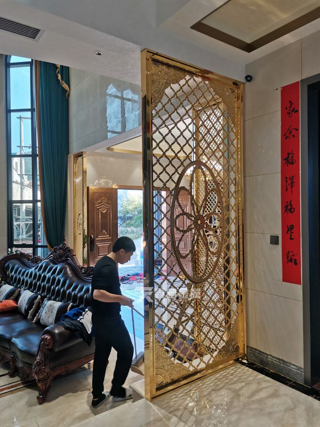 铝板精雕镂空屏风玄关欧式铝雕电泳K金隔断