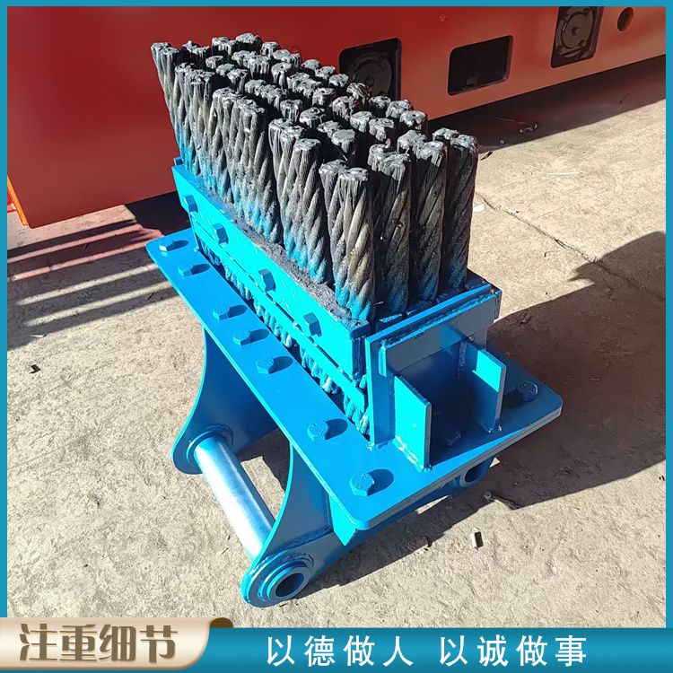 1786245740785384.jpg 挖机属具钢刷.jpg